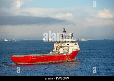 Mare del Nord alimentazione offshore nave che lascia il porto commerciale di Aberdeen docks in Grampian Regione Scozia UK. Foto Stock