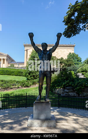 La statua di Rocky, situato accanto al Museo di Arte passi (il "Rocky" passi), Philadelphia Museum of Art, Philadelphia, Pennsylvania, USA. Foto Stock