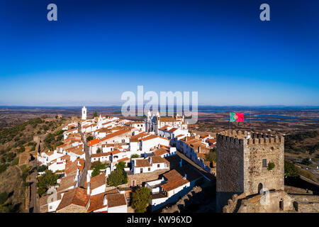 Vista aerea del villaggio storico di Monsaraz in Alentejo con la diga di Alqueva serbatoio sullo sfondo; concetto per il viaggio in Portogallo e Alent Foto Stock