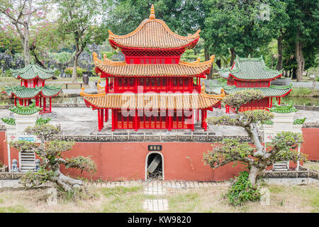 Punto di riferimento cinese versione in miniatura Yellow Crane Tower Foto Stock