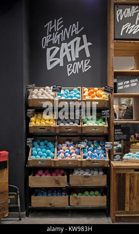 Bello e colorato display di saponi per la vendita in lussureggianti, una artigianale di cosmetici biologici conservare a Roosevelt Field Shopping Center di Long Island, N.Y. Foto Stock