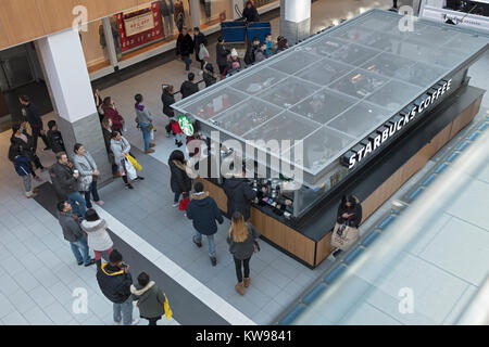 Una vista in pianta di un occupato Starbucks concessione in interni al Roosevelt Field Mall in città giardino, Long Island, New York. Foto Stock
