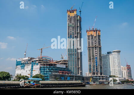 Appartamenti di Bangkok e gli edifici lungo il fiume Foto Stock