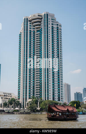 Appartamenti di Bangkok e gli edifici lungo il fiume Foto Stock