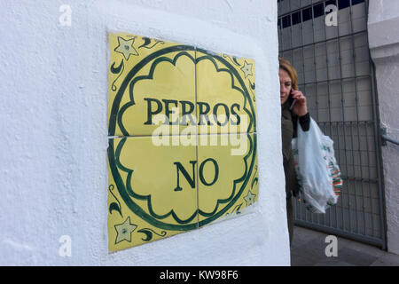 Sign in piastrelle dipinte, no cani, Perros no in spagnolo, ingresso mercato coperto Tarifa, Andalusia, Costa de la Luz, Spagna. Foto Stock