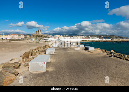 Tarifa visto dalla Isla de Las Palomas. Punto più a sud dell'Europa, Costa de la Luz, Andalusia, Spagna. Foto Stock