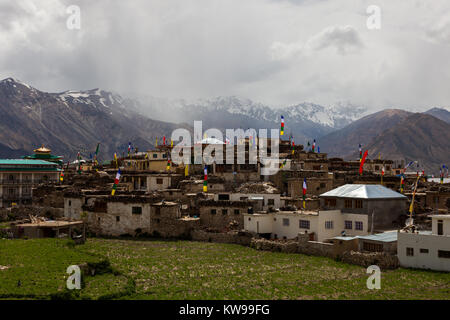 Paesaggi intorno al villaggio di Nako dal viaggio su strada della Spiti Valley, Himachal Pradesh, India. Foto Stock