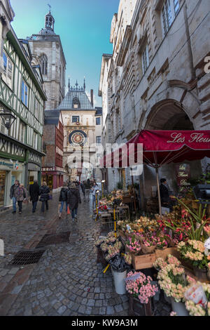 Francia,, Seine-Maritime (76), Ruoen, Gros-Horloge, venditore di fiori Foto Stock