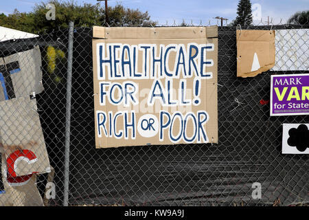 Pro American Piano Sanitario manifesti politici su una recinzione stradale in argento il lago quartiere di Los Angeles, California USA 2017 KATHY DEWITT Foto Stock