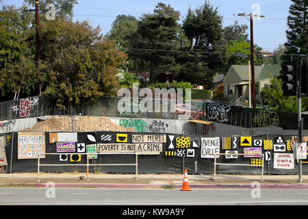 Pro American Piano Sanitario manifesti politici su una recinzione stradale su Glendale Boulevard nel Lago d'argento, Los Angeles California USA KATHY DEWITT Foto Stock