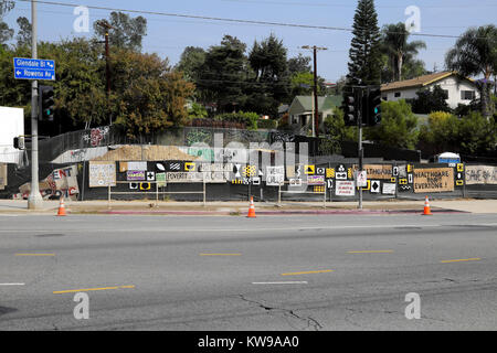 Pro American Piano Sanitario manifesti politici su una recinzione stradale nel Lago d'argento quartiere di Los Angeles California USA 2017 KATHY DEWITT Foto Stock