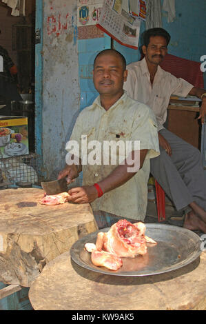 TIRUNELVELI, Tamil Nadu, India, febbraio 28, 2009: uomo indiana prepara il pollo per la vendita al mercato il 20 febbraio 2009 in Tirunelveli, Tamil Nadu, S Foto Stock