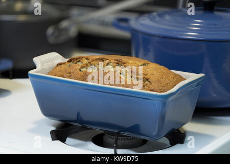 Cotto fatto in casa pane alla banana in Le Creuset pane pan Foto Stock