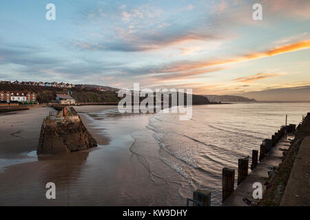 Folkestone Harbour, Kent, Inghilterra, Regno Unito, a sunrise. Foto Stock