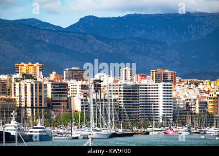 Appartamenti con vista sulla marina e porto nella città di palma sull'isola delle Baleari Maiorca, SPAGNA. Foto Stock