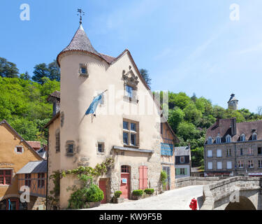 Medievale suggestivo museo della tappezzeria e Pont de la Terrade, Aubusson, Creuse, Nouvelle-Aquitaine, Francia oltre il Fiume Creuse Foto Stock