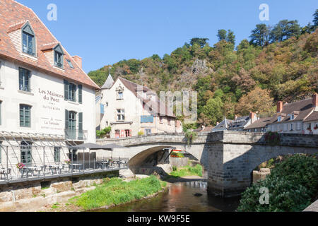 Medieval Pont de la Terrade, Aubusson, Creuse, Nouvelle-Aquitaine, Francia oltre il Fiume Creuse principali per i tessitori trimestri per l Unesco elencati Foto Stock