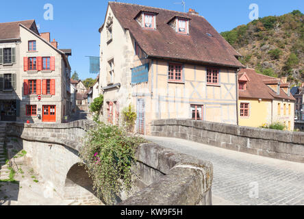 Medieval Pont de la Terrade Aubusson, Creuse, Nouvelle-Aquitaine, Francia oltre il Fiume Creuse con il museo della tappezzeria e tessitori medievale quarti Foto Stock