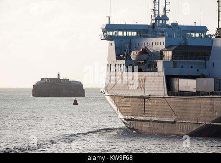 Il traghetto per le isole della Manica, Commodore Clipper, uscire il porto di Portsmouth Foto Stock
