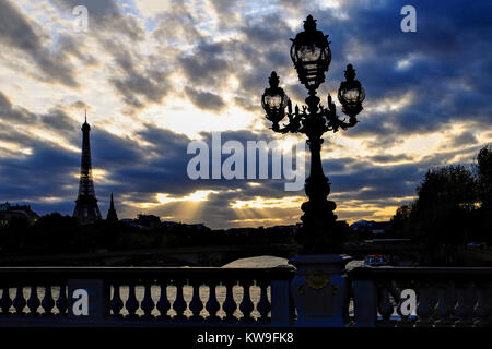 Torre Eiffel di notte visto da Alessandro il terzo ponte - Pont Alexandre III - oltre il fiume Senna. Foto Stock