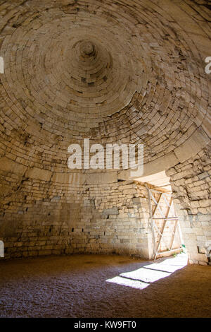 Il sito archeologico di Micene vicino al villaggio di Mykines, con antiche tombe, pareti gigante e il famoso Cancello dei Leoni, Peloponneso, Grecia Foto Stock