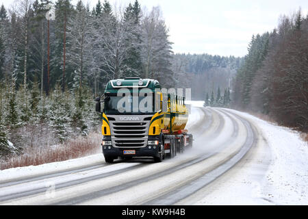 SALO, Finlandia - 14 gennaio 2017: Scania R480 autobotte di Kuljetusliike K. Pekki trasporta merci lungo la strada innevata in inverno. Foto Stock