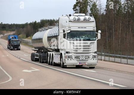 ORIVESI, Finlandia - 17 Maggio 2017: off-white super Scania R580 autobotte di Trans Matti Salo cale di merci su strada tra il traffico di camion in Finl centrale Foto Stock