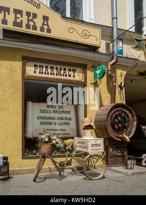 ODESSA, UCRAINA - 18 GIUGNO 2016: Negozio di farmacia su Derybasivska Street Foto Stock