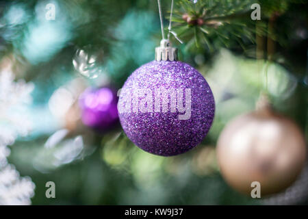 Closeup Christmas tree baubles, decorazioni sfocata oro viola luci decorano il simbolo del fiocco di neve, concetto di natale, tradizione tradizioni simboleggiano i simboli Foto Stock