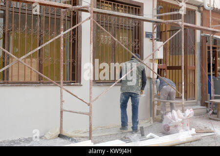 Dicembre 2017 - uomini al lavoro sulle pareti esterne di ripristinare una vecchia casa nella parte vecchia della città di Eskisehir, Turchia Foto Stock