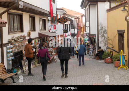 Novembre 2017 - gruppo di turisti a piedi attraverso la città vecchia parte di Eskisehir, in Turchia. Foto Stock