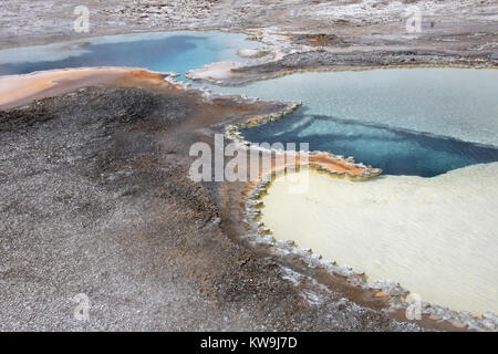 Doppietto piscina, una piscina doppia molla calda in Upper Geyser Basin nel Parco Nazionale di Yellowstone, STATI UNITI D'AMERICA Foto Stock