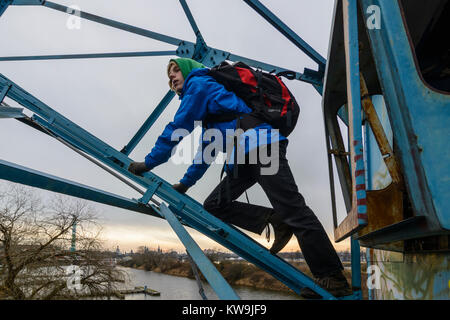 Dresda: defunta porto arrugginito gru a Neustädter Hafen, boy, arrampicata , Sachsen, Sassonia, Germania Foto Stock