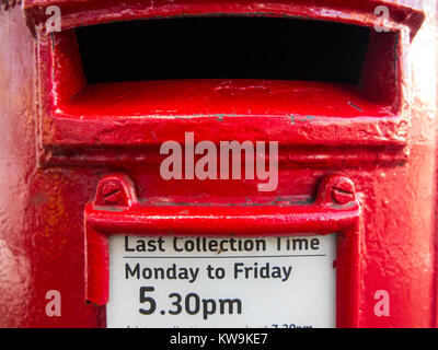 Un letter box bocca su di un Britannico red letter box Foto Stock