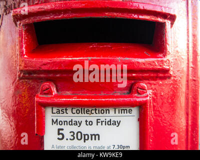 Un letter box bocca su di un Britannico red letter box Foto Stock