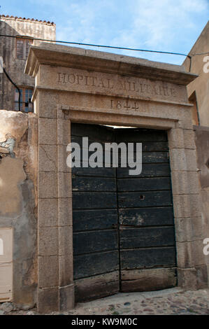 Corsica: il segno sulla porta di accesso dell'antico ospedale militare, costruito nel 1844 nell'appollaiato cittadella di Calvi, famosa destinazione turistica Foto Stock