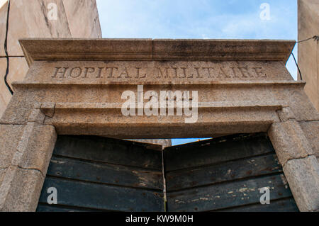 Corsica: il segno sulla porta di accesso dell'antico ospedale militare, costruito nel 1844 nell'appollaiato cittadella di Calvi, famosa destinazione turistica Foto Stock