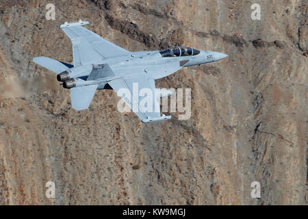 US Navy EA-18G Growler Electronic Warfare aerei volando a bassa quota e ad alta velocità attraverso il Rainbow Canyon California. Foto Stock