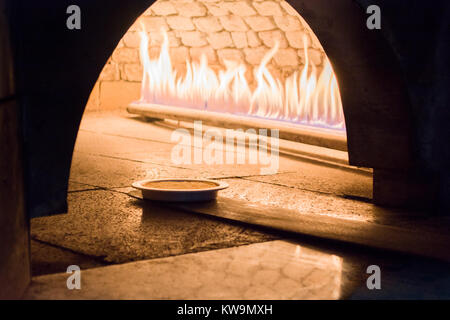 Dolce turco kunefe fatta di cottura del forno in pietra Foto Stock