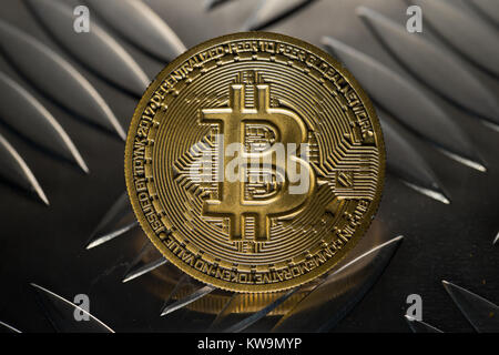 Golden Bitcoin moneta in alluminio piastra Checkr Foto Stock