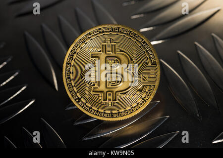 Golden Bitcoin moneta in alluminio piastra Checkr Foto Stock