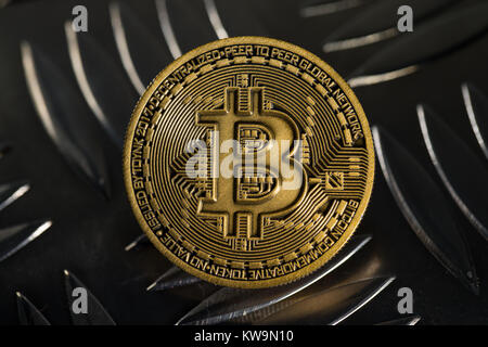 Golden Bitcoin moneta in alluminio piastra Checkr Foto Stock