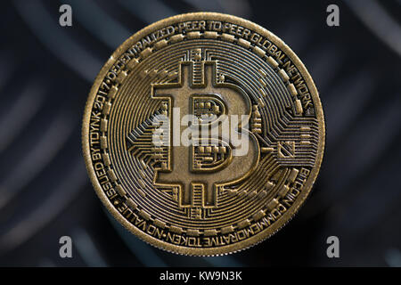 Golden Bitcoin moneta in alluminio piastra Checkr Foto Stock