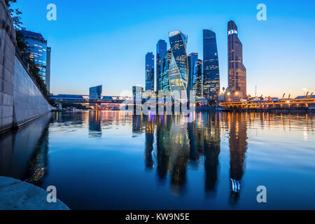 Il futuristico grattacieli del Moscow International Business Center (MIBC), denominata anche "città osca' e le loro riflessioni nel fiume Moskva, Russia Foto Stock