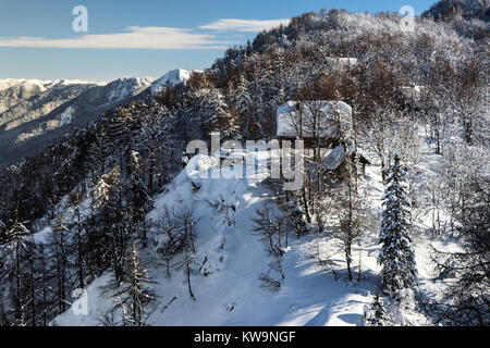 Una splendida mountain lodge a Vogel Ski Resort, Bohinj, Slovenia, è catturato in questa meravigliosa immagine, perfetta per ornare un biglietto di auguri di Natale o cartolina. Foto Stock