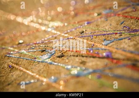 Tutti i colori dell arcobaleno roteato su calcestruzzo e utilizzando una vernice. Foto Stock