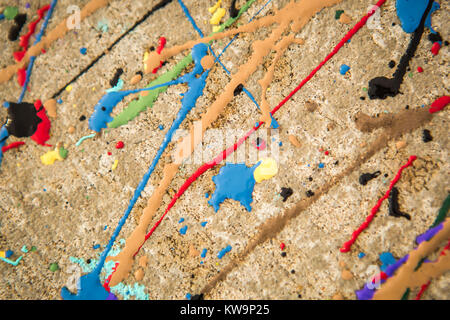 Tutti i colori dell arcobaleno roteato su calcestruzzo e utilizzando una vernice. Foto Stock