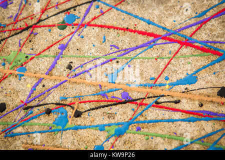 Tutti i colori dell arcobaleno roteato su calcestruzzo e utilizzando una vernice. Foto Stock