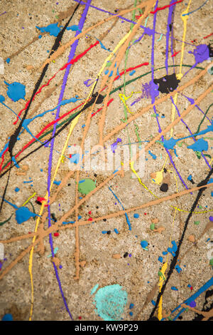 Tutti i colori dell arcobaleno roteato su calcestruzzo e utilizzando una vernice. Foto Stock