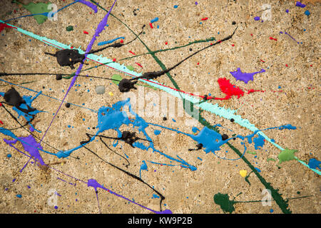 Tutti i colori dell arcobaleno roteato su calcestruzzo e utilizzando una vernice. Foto Stock
